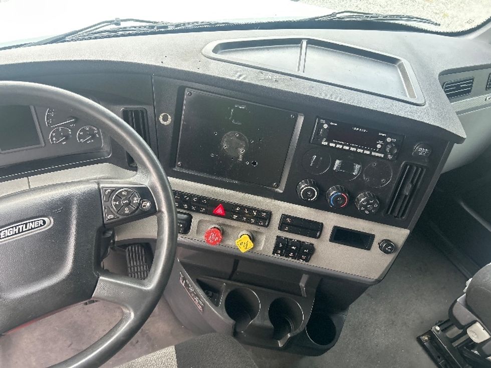 Sleeper Tractor-Heavy Duty Tractors-Freightliner-2021-T12664ST-Greensboro-NC-367,178\n\t\tmiles-$ 77,250 - Image 11