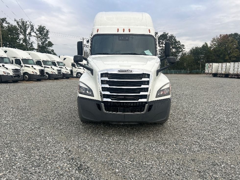 Sleeper Tractor-Heavy Duty Tractors-Freightliner-2021-T12664ST-Greensboro-NC-367,178\n\t\tmiles-$ 77,250 - Image 2