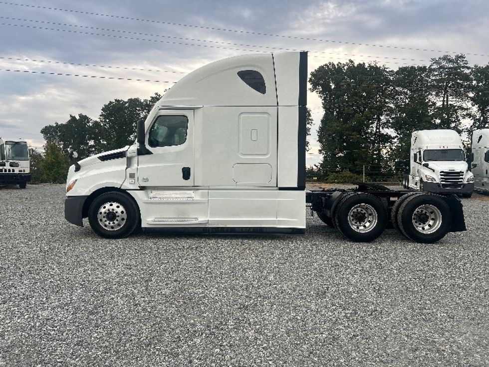 Sleeper Tractor-Heavy Duty Tractors-Freightliner-2021-T12664ST-Greensboro-NC-367,178\n\t\tmiles-$ 77,250 - Image 4
