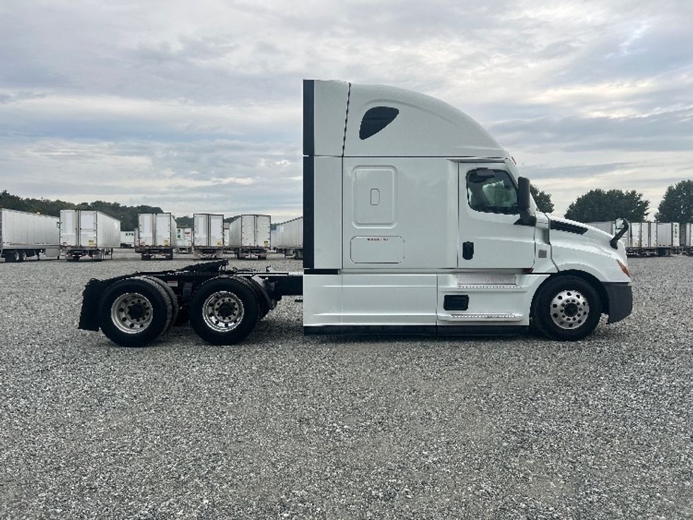 Sleeper Tractor-Heavy Duty Tractors-Freightliner-2021-T12664ST-Greensboro-NC-367,178\n\t\tmiles-$ 77,250 - Image 8