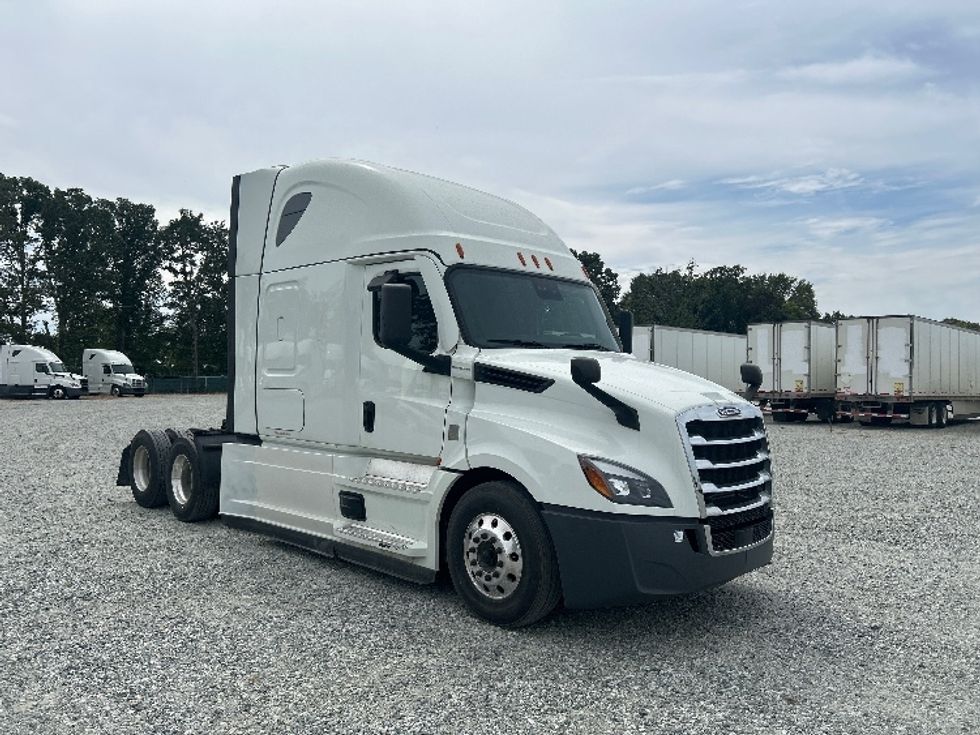 Sleeper Tractor-Heavy Duty Tractors-Freightliner-2021-T12664ST-Greensboro-NC-386,200\n\t\tmiles-$ 76,750 - Image 1