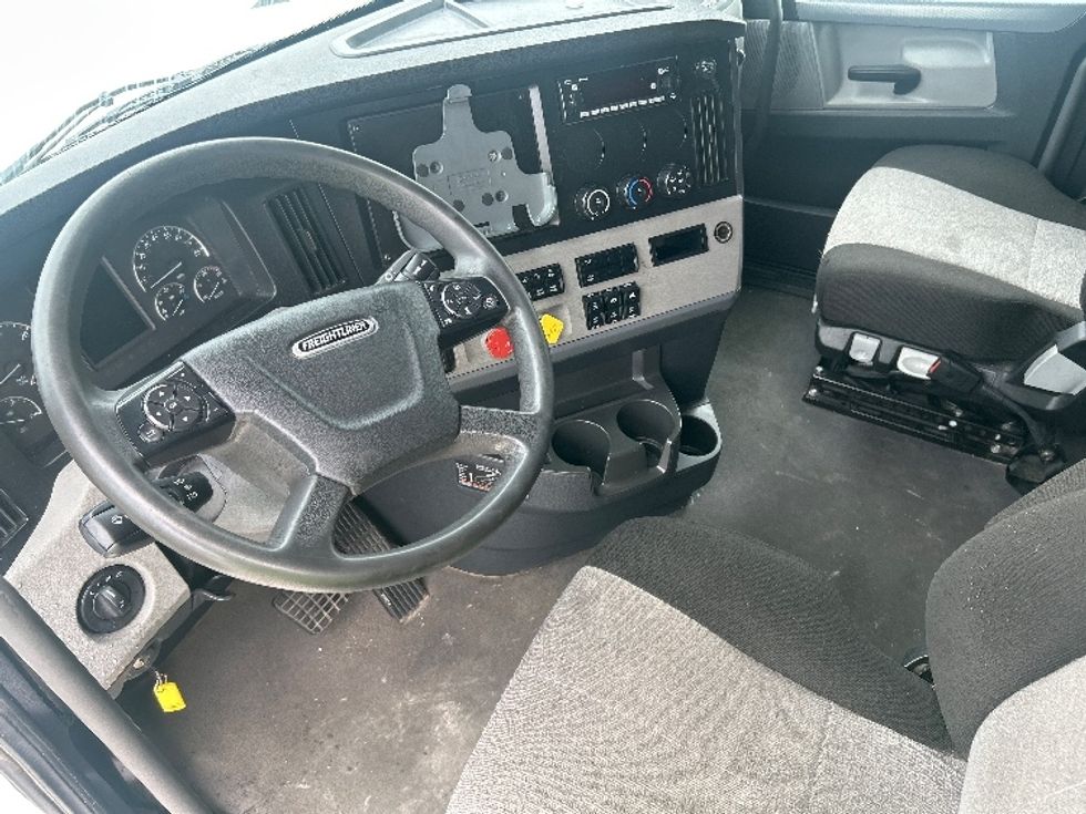 Sleeper Tractor-Heavy Duty Tractors-Freightliner-2021-T12664ST-Greensboro-NC-386,200\n\t\tmiles-$ 76,750 - Image 10