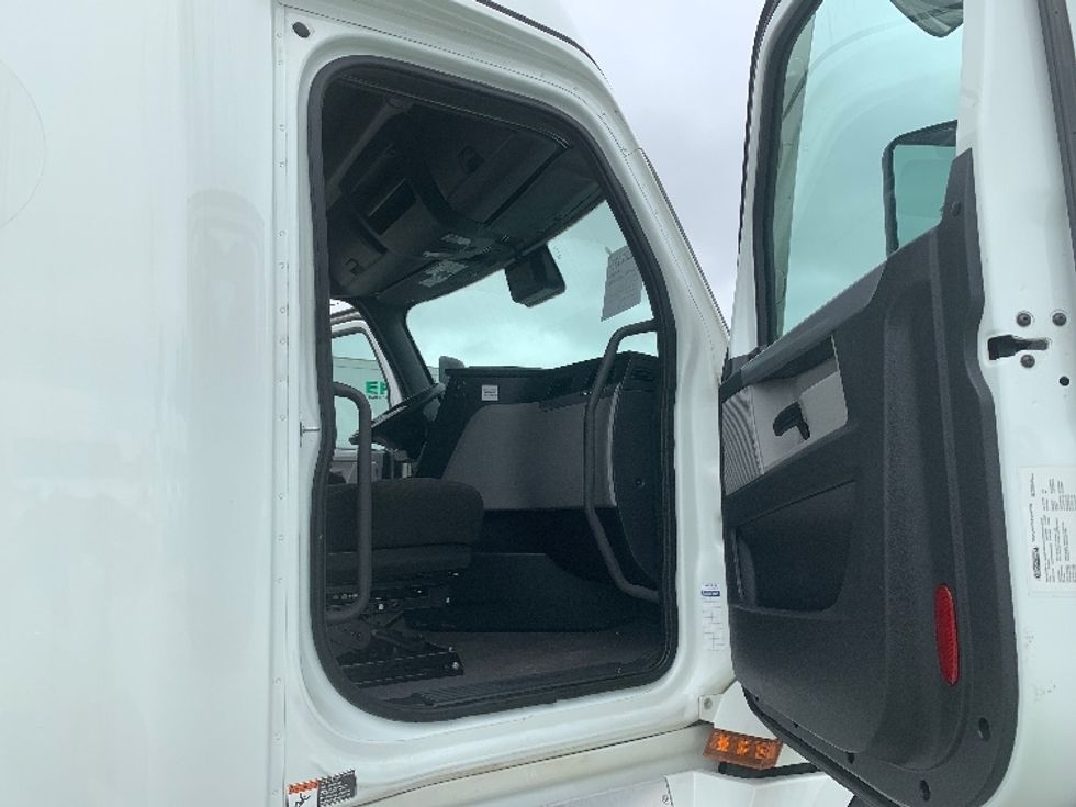 Sleeper Tractor-Heavy Duty Tractors-Freightliner-2021-T12664ST-Greensboro-NC-386,200\n\t\tmiles-$ 76,750 - Image 13