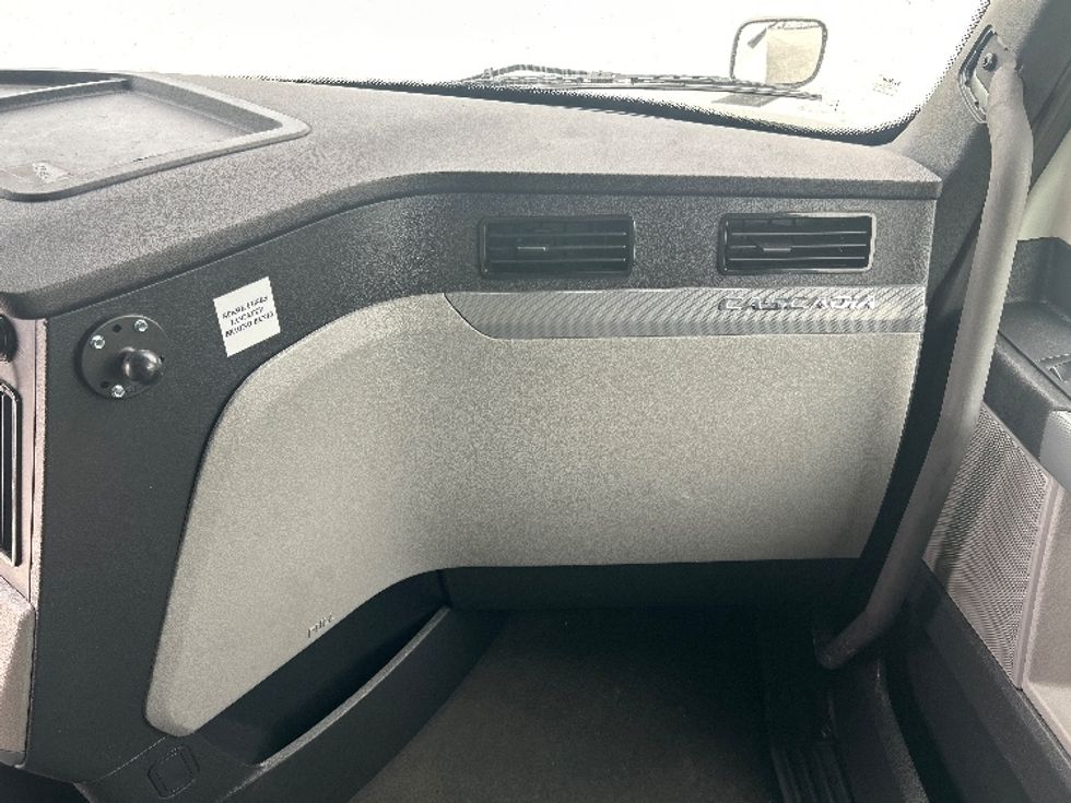 Sleeper Tractor-Heavy Duty Tractors-Freightliner-2021-T12664ST-Greensboro-NC-386,200\n\t\tmiles-$ 76,750 - Image 14