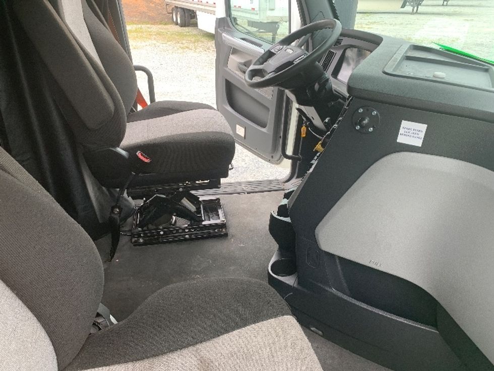 Sleeper Tractor-Heavy Duty Tractors-Freightliner-2021-T12664ST-Greensboro-NC-386,200\n\t\tmiles-$ 76,750 - Image 15