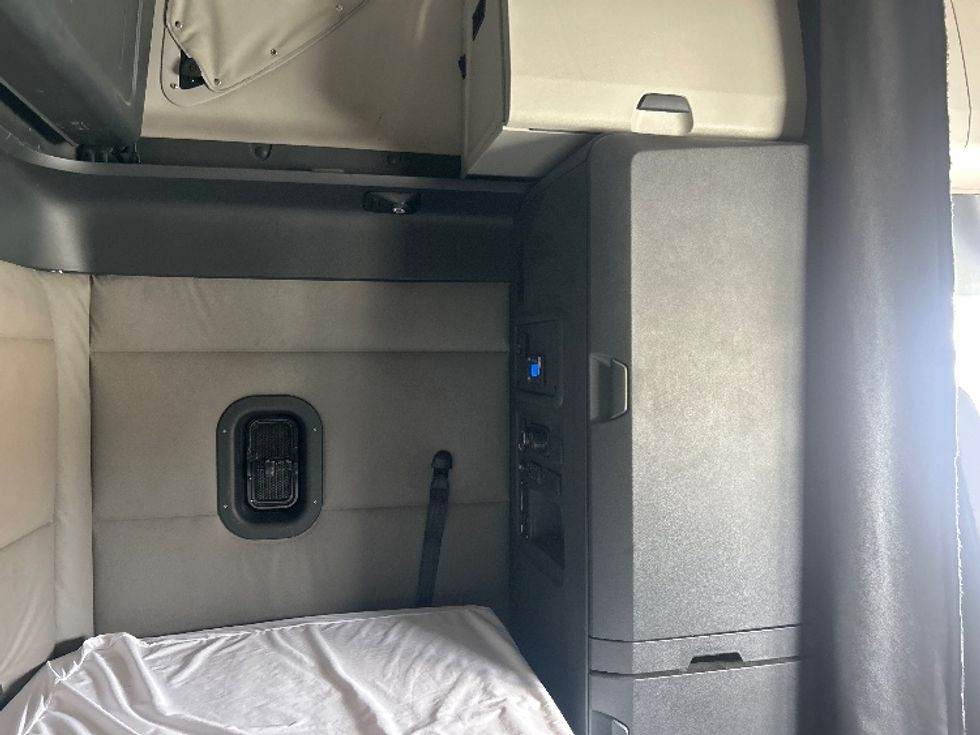 Sleeper Tractor-Heavy Duty Tractors-Freightliner-2021-T12664ST-Greensboro-NC-386,200\n\t\tmiles-$ 76,750 - Image 18