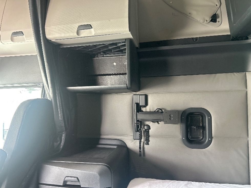 Sleeper Tractor-Heavy Duty Tractors-Freightliner-2021-T12664ST-Greensboro-NC-386,200\n\t\tmiles-$ 76,750 - Image 19