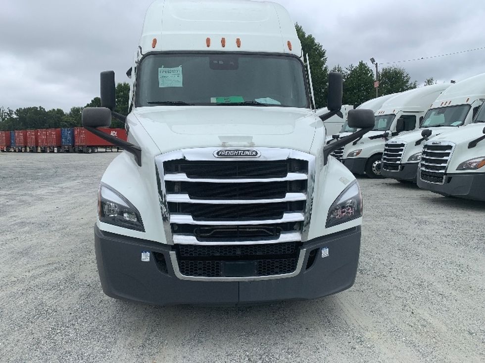 Sleeper Tractor-Heavy Duty Tractors-Freightliner-2021-T12664ST-Greensboro-NC-386,200\n\t\tmiles-$ 76,750 - Image 2