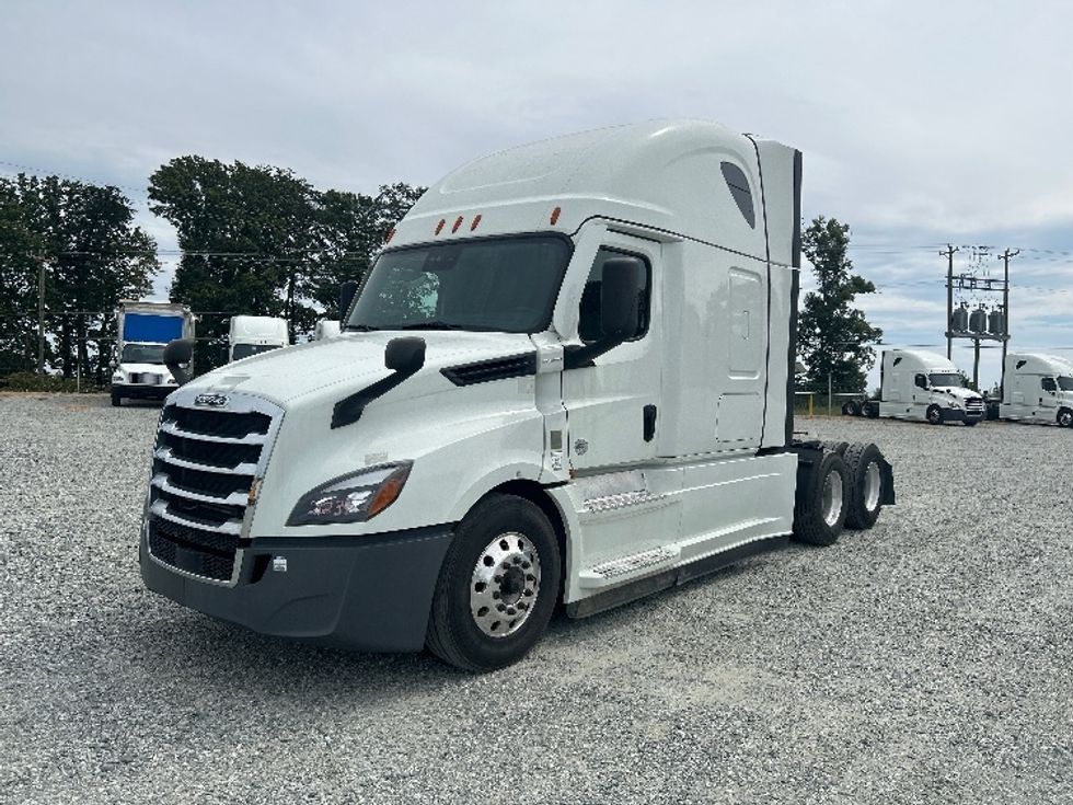 Sleeper Tractor-Heavy Duty Tractors-Freightliner-2021-T12664ST-Greensboro-NC-386,200\n\t\tmiles-$ 76,750 - Image 3