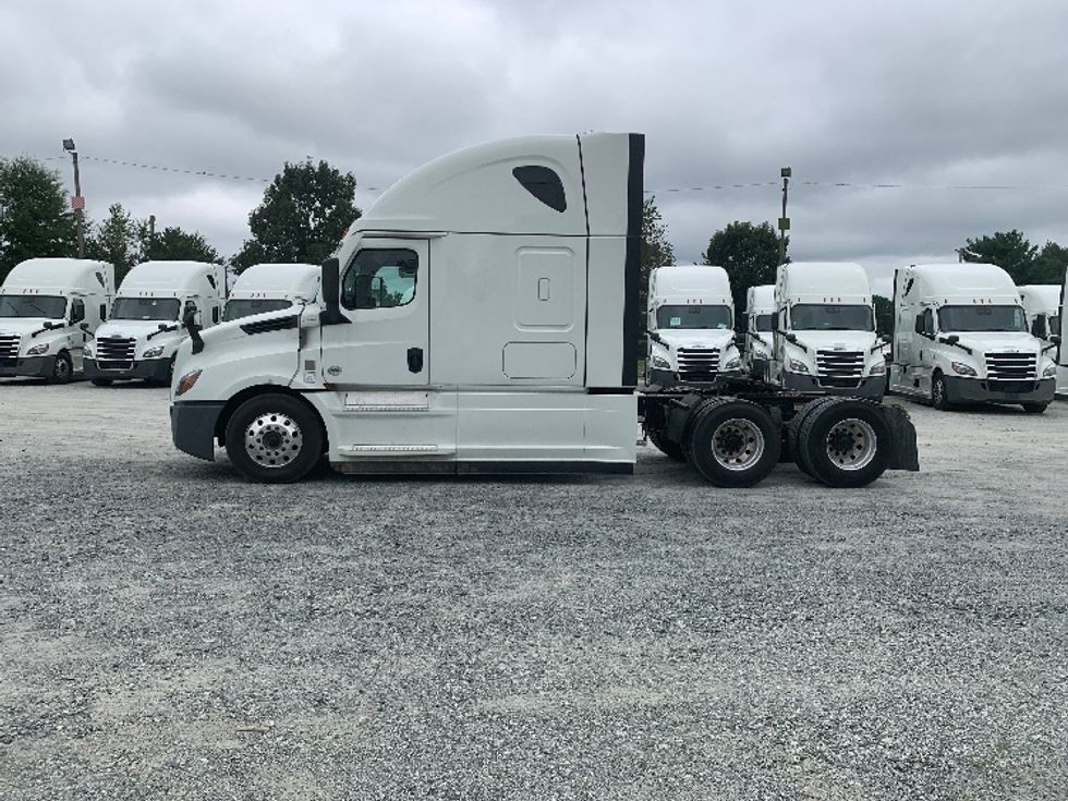 Sleeper Tractor-Heavy Duty Tractors-Freightliner-2021-T12664ST-Greensboro-NC-386,200\n\t\tmiles-$ 76,750 - Image 4