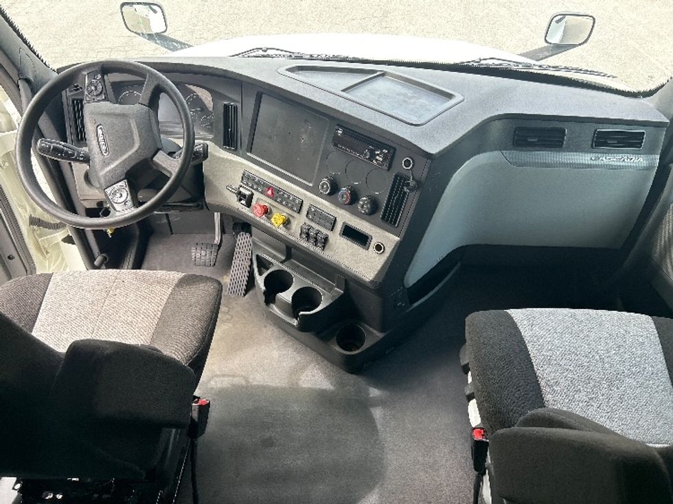 Sleeper Tractor-Heavy Duty Tractors-Freightliner-2021-T12664ST-Greensboro-NC-399,157\n\t\tmiles-$ 75,750 - Image 12
