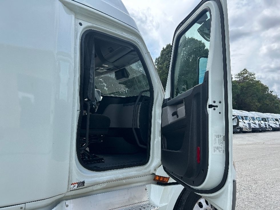 Sleeper Tractor-Heavy Duty Tractors-Freightliner-2021-T12664ST-Greensboro-NC-399,157\n\t\tmiles-$ 75,750 - Image 13
