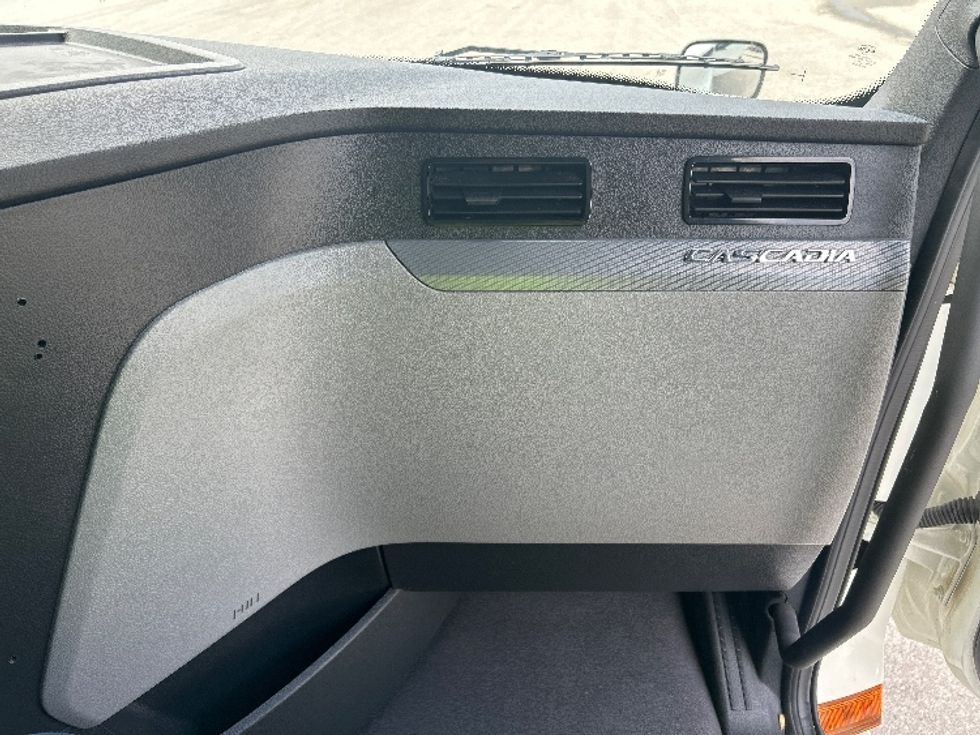 Sleeper Tractor-Heavy Duty Tractors-Freightliner-2021-T12664ST-Greensboro-NC-399,157\n\t\tmiles-$ 75,750 - Image 14