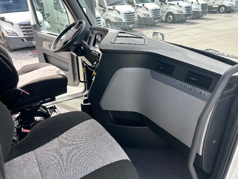 Sleeper Tractor-Heavy Duty Tractors-Freightliner-2021-T12664ST-Greensboro-NC-399,157\n\t\tmiles-$ 75,750 - Image 15