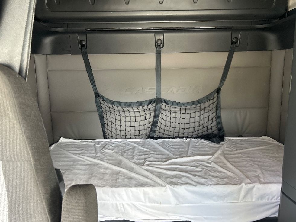 Sleeper Tractor-Heavy Duty Tractors-Freightliner-2021-T12664ST-Greensboro-NC-399,157\n\t\tmiles-$ 75,750 - Image 16