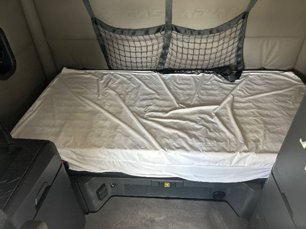 Sleeper Tractor-Heavy Duty Tractors-Freightliner-2021-T12664ST-Greensboro-NC-399,157\n\t\tmiles-$ 75,750 - Image 17