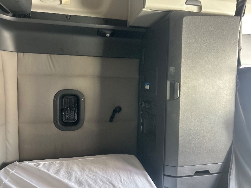 Sleeper Tractor-Heavy Duty Tractors-Freightliner-2021-T12664ST-Greensboro-NC-399,157\n\t\tmiles-$ 75,750 - Image 18