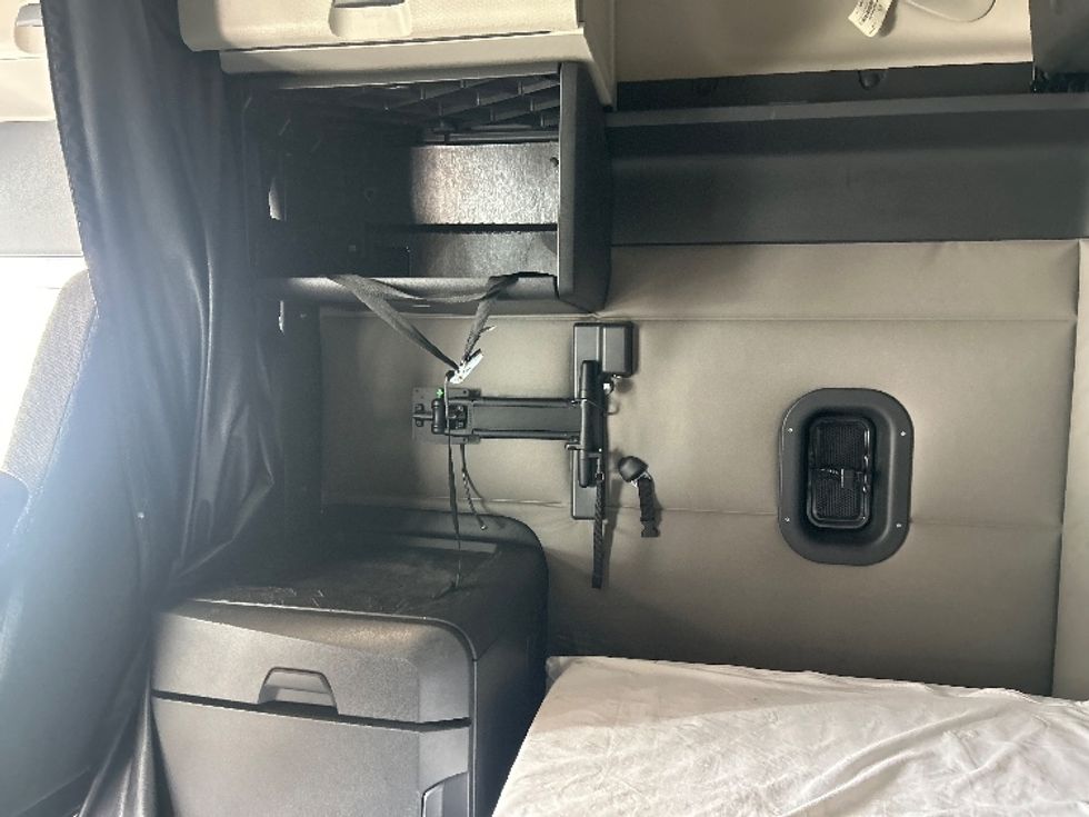 Sleeper Tractor-Heavy Duty Tractors-Freightliner-2021-T12664ST-Greensboro-NC-399,157\n\t\tmiles-$ 75,750 - Image 19