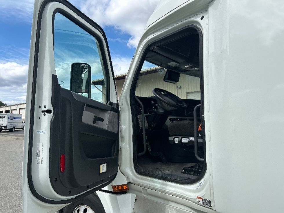 Sleeper Tractor-Heavy Duty Tractors-Freightliner-2021-T12664ST-Greensboro-NC-399,157\n\t\tmiles-$ 75,750 - Image 9