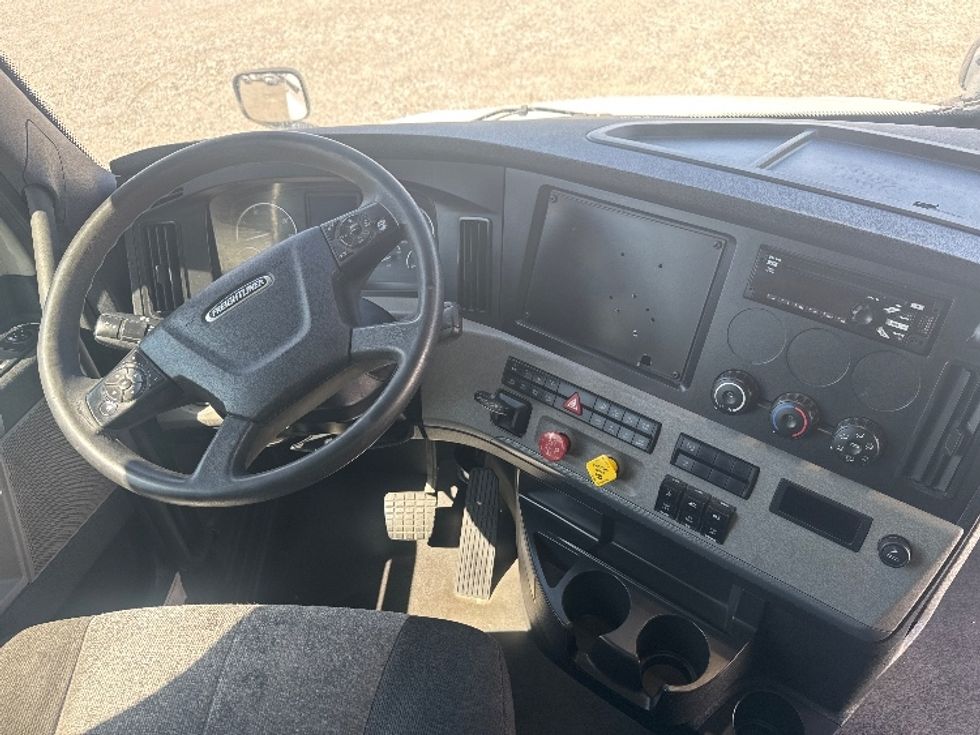 Sleeper Tractor-Heavy Duty Tractors-Freightliner-2021-T12664ST-Greensboro-NC-405,545\n\t\tmiles-$ 80,750 - Image 11