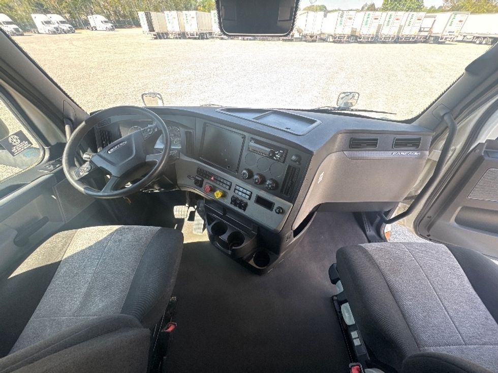 Sleeper Tractor-Heavy Duty Tractors-Freightliner-2021-T12664ST-Greensboro-NC-405,545\n\t\tmiles-$ 80,750 - Image 12