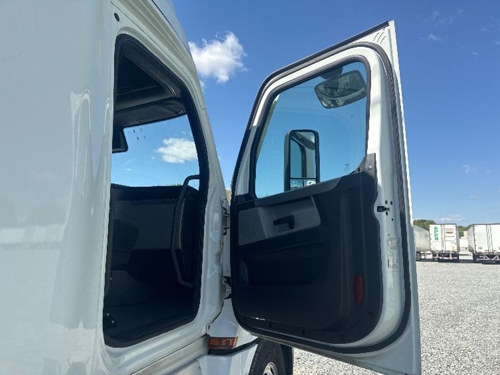 Sleeper Tractor-Heavy Duty Tractors-Freightliner-2021-T12664ST-Greensboro-NC-405,545\n\t\tmiles-$ 80,750 - Image 13