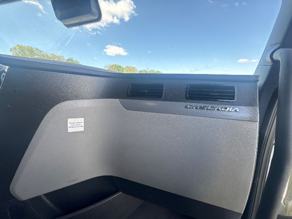 Sleeper Tractor-Heavy Duty Tractors-Freightliner-2021-T12664ST-Greensboro-NC-405,545\n\t\tmiles-$ 80,750 - Image 14