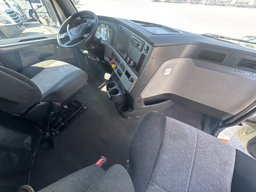 Sleeper Tractor-Heavy Duty Tractors-Freightliner-2021-T12664ST-Greensboro-NC-405,545\n\t\tmiles-$ 80,750 - Image 15