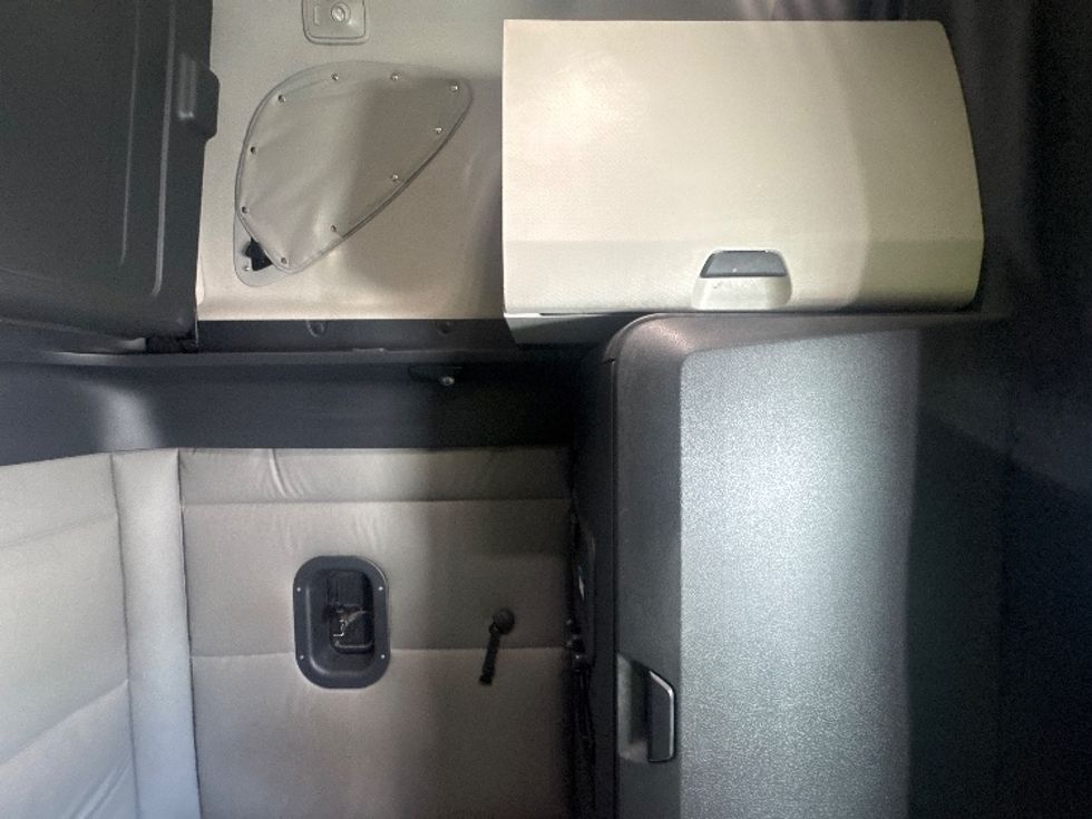 Sleeper Tractor-Heavy Duty Tractors-Freightliner-2021-T12664ST-Greensboro-NC-405,545\n\t\tmiles-$ 80,750 - Image 18