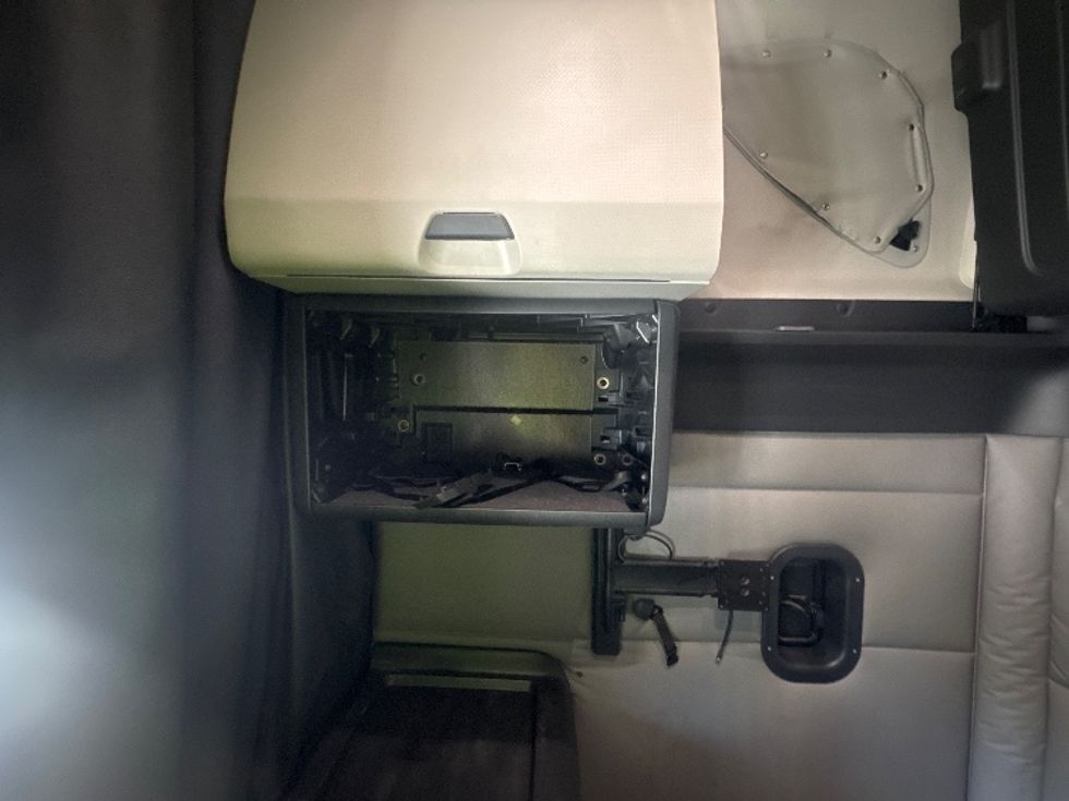 Sleeper Tractor-Heavy Duty Tractors-Freightliner-2021-T12664ST-Greensboro-NC-405,545\n\t\tmiles-$ 80,750 - Image 19