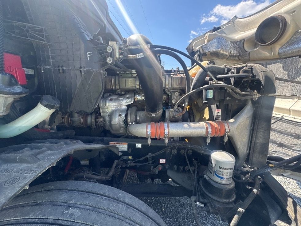 Sleeper Tractor-Heavy Duty Tractors-Freightliner-2021-T12664ST-Greensboro-NC-405,545\n\t\tmiles-$ 80,750 - Image 20