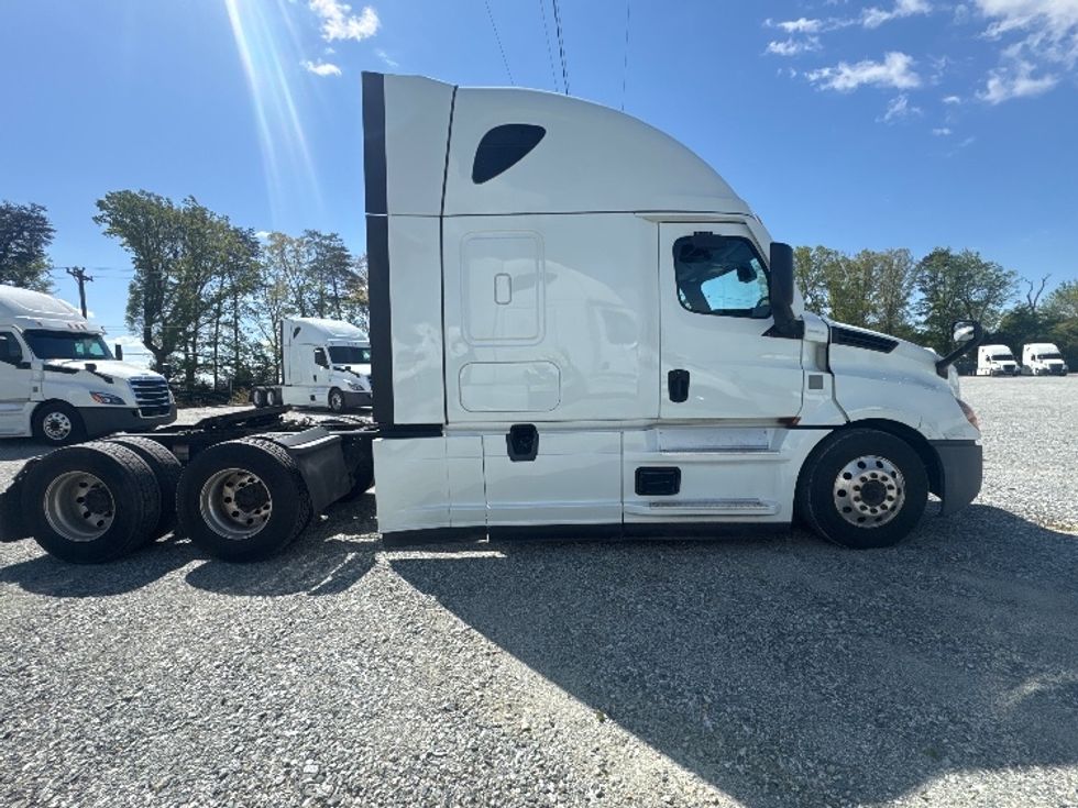 Sleeper Tractor-Heavy Duty Tractors-Freightliner-2021-T12664ST-Greensboro-NC-405,545\n\t\tmiles-$ 80,750 - Image 8