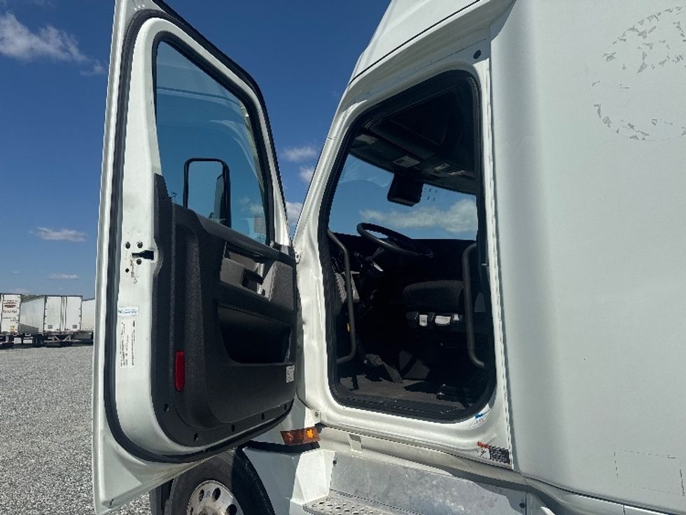 Sleeper Tractor-Heavy Duty Tractors-Freightliner-2021-T12664ST-Greensboro-NC-405,545\n\t\tmiles-$ 80,750 - Image 9