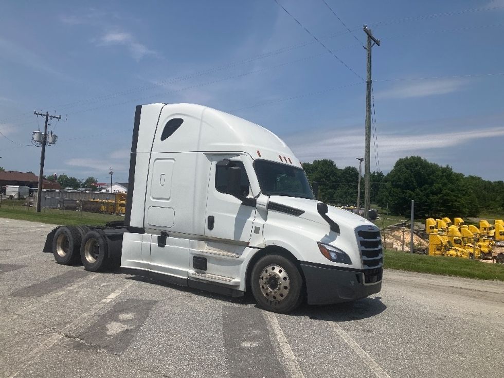 Sleeper Tractor-Heavy Duty Tractors-Freightliner-2021-T12664ST-Greensboro-NC-418,616\n\t\tmiles-$ 74,500 - Image 1
