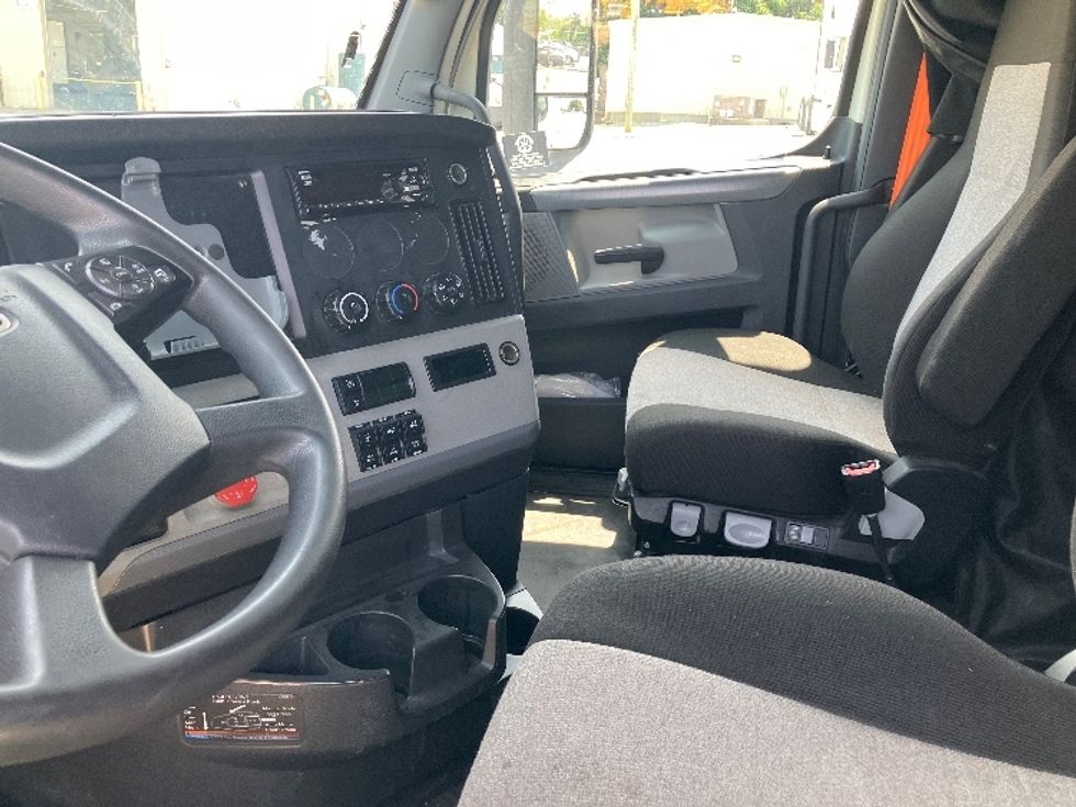 Sleeper Tractor-Heavy Duty Tractors-Freightliner-2021-T12664ST-Greensboro-NC-418,616\n\t\tmiles-$ 74,500 - Image 10