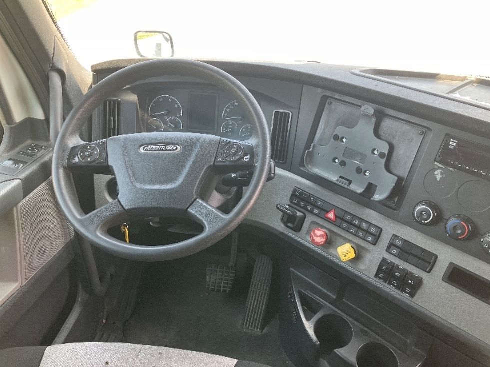 Sleeper Tractor-Heavy Duty Tractors-Freightliner-2021-T12664ST-Greensboro-NC-418,616\n\t\tmiles-$ 74,500 - Image 11