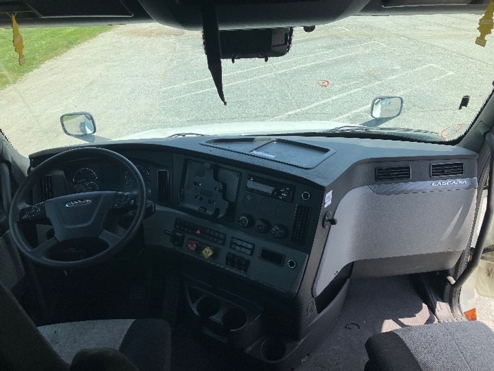 Sleeper Tractor-Heavy Duty Tractors-Freightliner-2021-T12664ST-Greensboro-NC-418,616\n\t\tmiles-$ 74,500 - Image 12