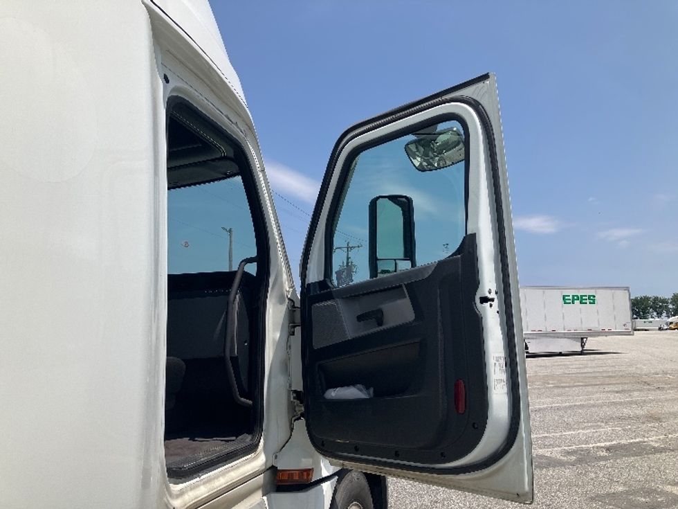 Sleeper Tractor-Heavy Duty Tractors-Freightliner-2021-T12664ST-Greensboro-NC-418,616\n\t\tmiles-$ 74,500 - Image 13