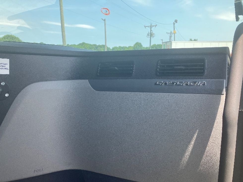 Sleeper Tractor-Heavy Duty Tractors-Freightliner-2021-T12664ST-Greensboro-NC-418,616\n\t\tmiles-$ 74,500 - Image 14