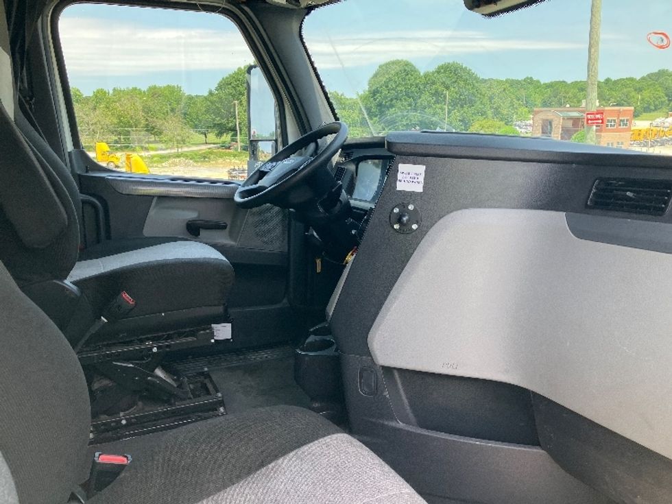 Sleeper Tractor-Heavy Duty Tractors-Freightliner-2021-T12664ST-Greensboro-NC-418,616\n\t\tmiles-$ 74,500 - Image 15