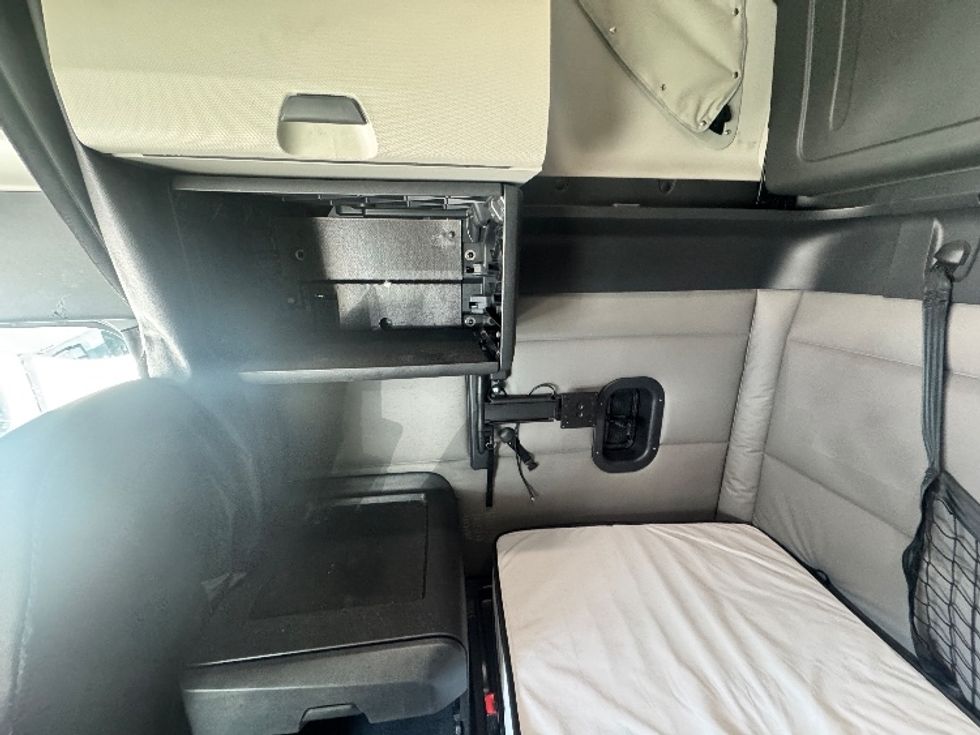 Sleeper Tractor-Heavy Duty Tractors-Freightliner-2021-T12664ST-Greensboro-NC-418,616\n\t\tmiles-$ 74,500 - Image 19