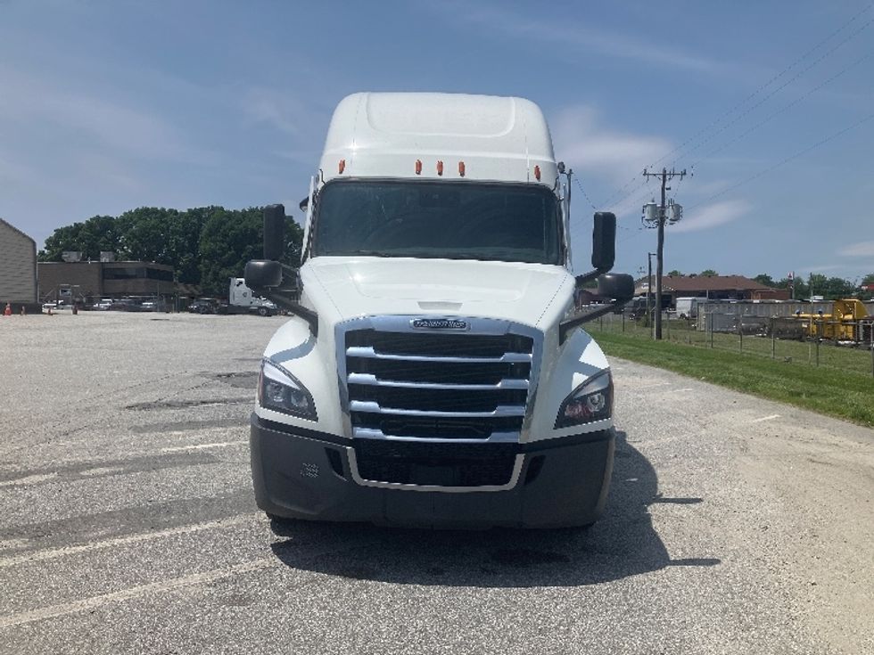 Sleeper Tractor-Heavy Duty Tractors-Freightliner-2021-T12664ST-Greensboro-NC-418,616\n\t\tmiles-$ 74,500 - Image 2