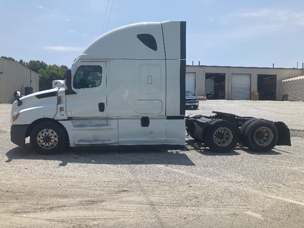 Sleeper Tractor-Heavy Duty Tractors-Freightliner-2021-T12664ST-Greensboro-NC-418,616\n\t\tmiles-$ 74,500 - Image 4