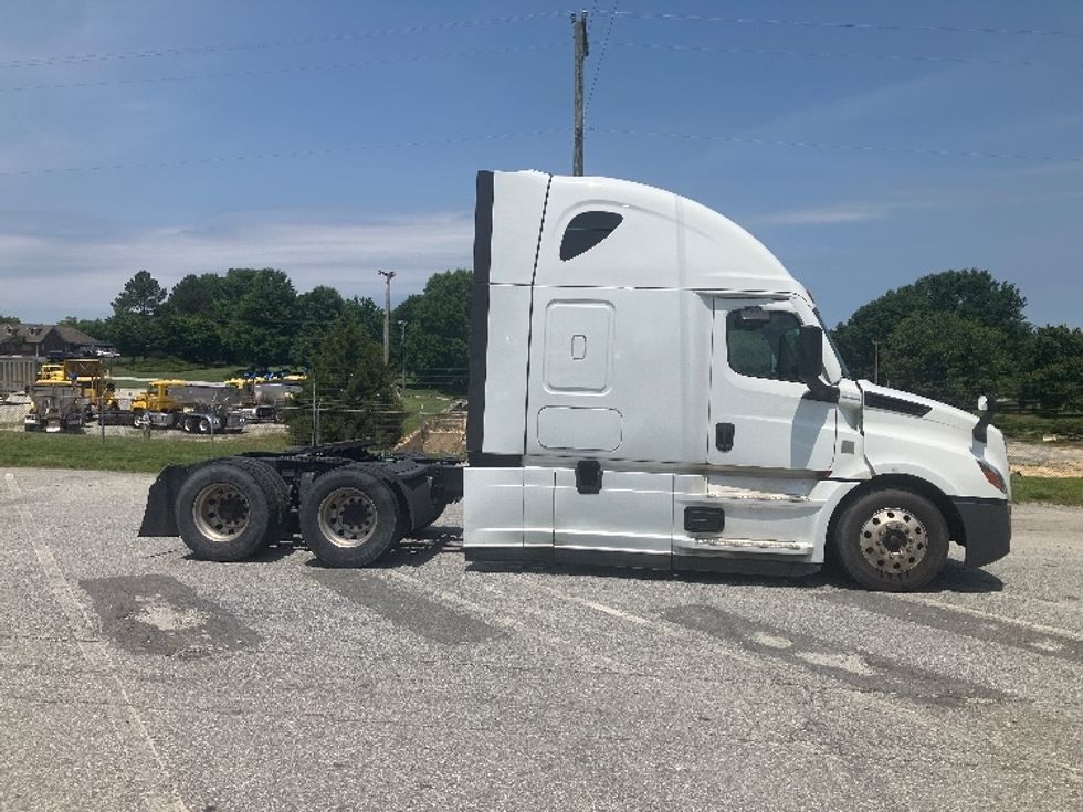 Sleeper Tractor-Heavy Duty Tractors-Freightliner-2021-T12664ST-Greensboro-NC-418,616\n\t\tmiles-$ 74,500 - Image 8