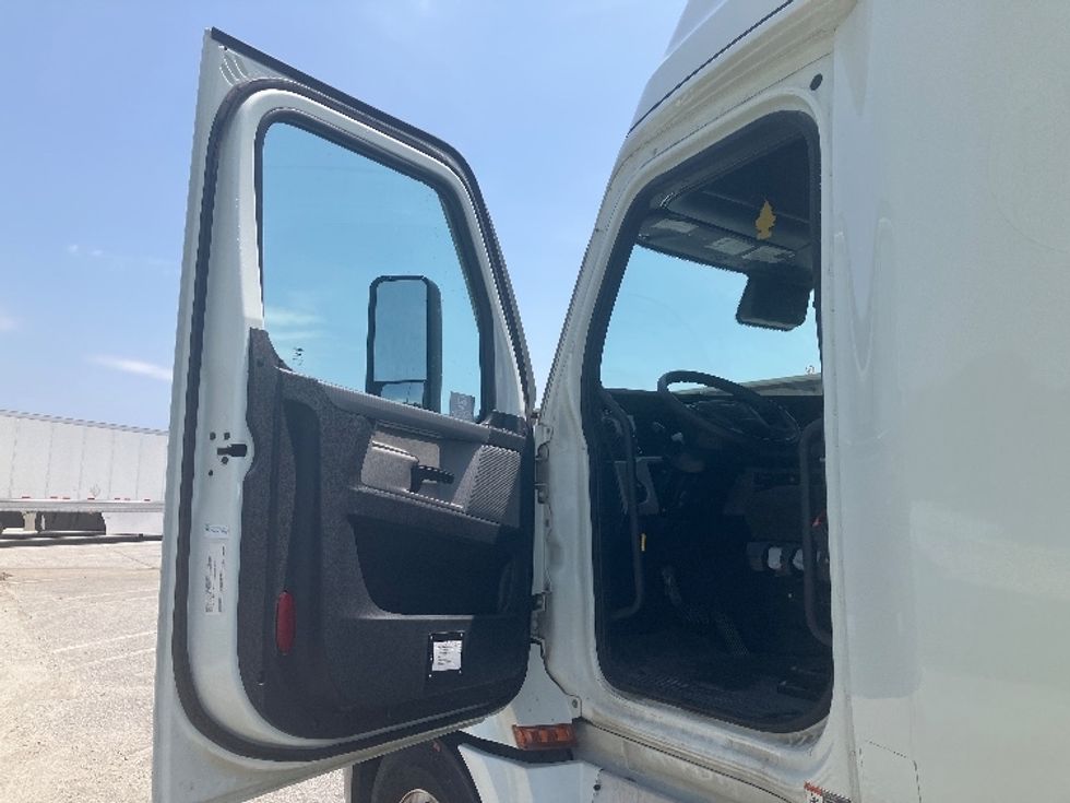 Sleeper Tractor-Heavy Duty Tractors-Freightliner-2021-T12664ST-Greensboro-NC-418,616\n\t\tmiles-$ 74,500 - Image 9