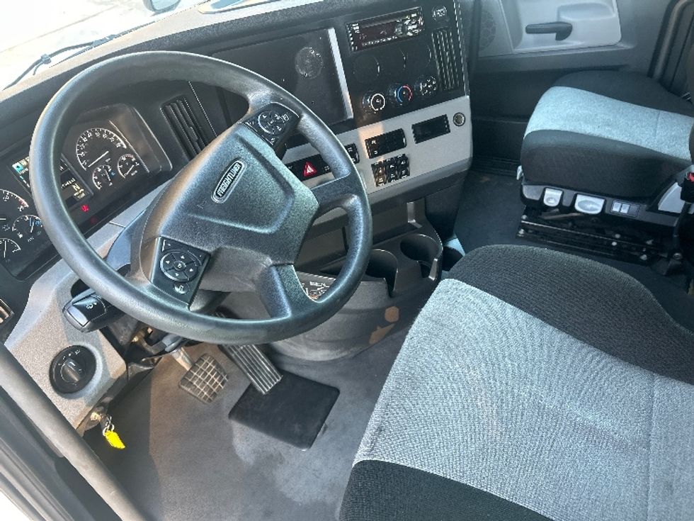Sleeper Tractor-Heavy Duty Tractors-Freightliner-2021-T12664ST-Greensboro-NC-419,943\n\t\tmiles-$ 69,000 - Image 10