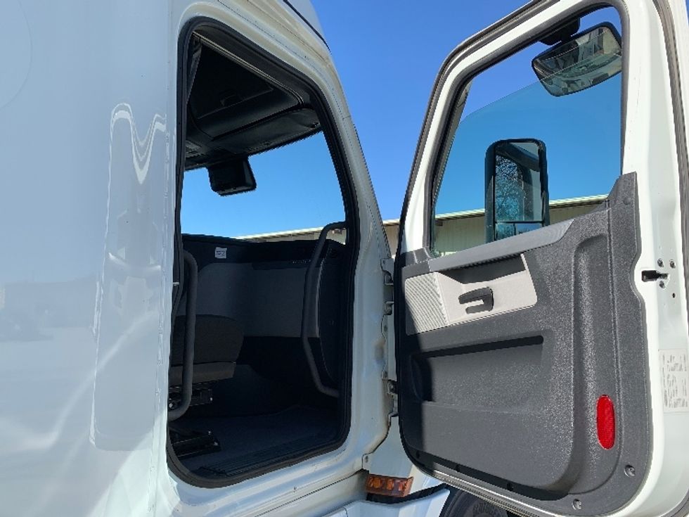 Sleeper Tractor-Heavy Duty Tractors-Freightliner-2021-T12664ST-Greensboro-NC-419,943\n\t\tmiles-$ 69,000 - Image 13