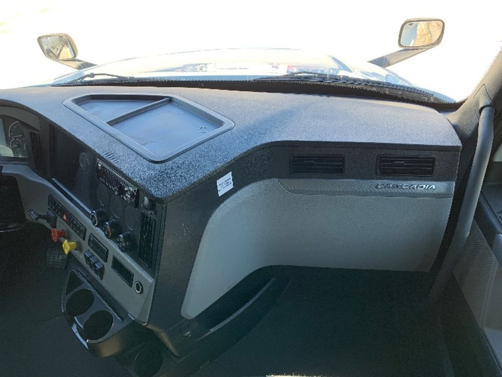 Sleeper Tractor-Heavy Duty Tractors-Freightliner-2021-T12664ST-Greensboro-NC-419,943\n\t\tmiles-$ 69,000 - Image 14