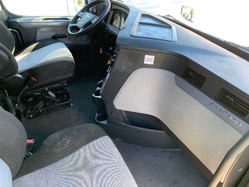 Sleeper Tractor-Heavy Duty Tractors-Freightliner-2021-T12664ST-Greensboro-NC-419,943\n\t\tmiles-$ 69,000 - Image 15