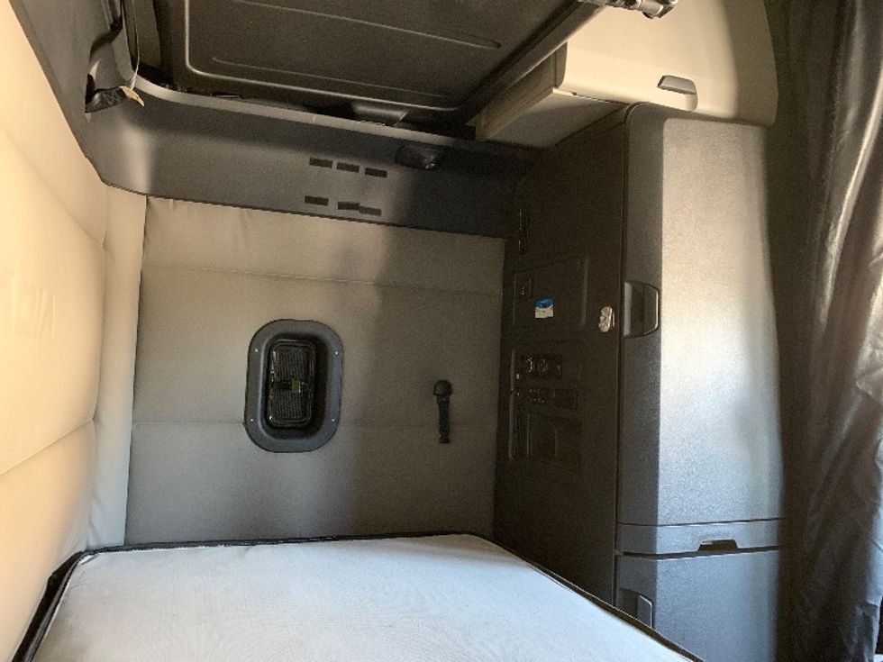 Sleeper Tractor-Heavy Duty Tractors-Freightliner-2021-T12664ST-Greensboro-NC-419,943\n\t\tmiles-$ 69,000 - Image 18